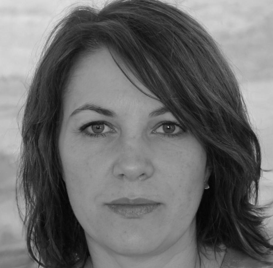 Elena Morales, especialista en análisis financiero